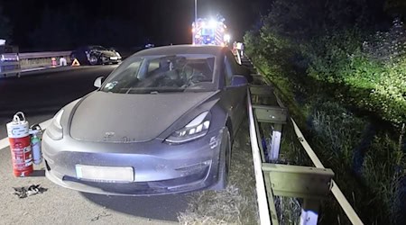 Die beiden Autofahrer wurden leicht verletzt.  / Foto: Ralf Hettler/dpa