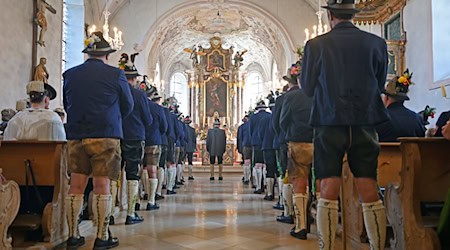 Nur dort, wo im direkten Vergleich mehr Katholiken als Anhänger der evangelischen Kirche leben, ist Mariä Himmelfahrt ein gesetzlicher Feiertag - in den beiden oberfränkischen Gemeinden Seßlach und Marktschorgast ist der 15. August ab diesem Jahr kein Feiertag mehr. (Illustration) / Foto: Uwe Lein/dpa