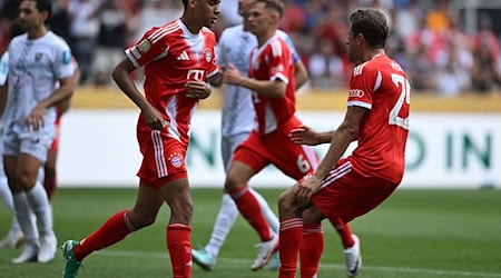 Dem spielfreudigen Jamal Musiala (l) reichten 30 Comeback-Minuten zum Hattrick. Mit ihm jubelt Thomas Müller (r). / Foto: Sven Hoppe/dpa