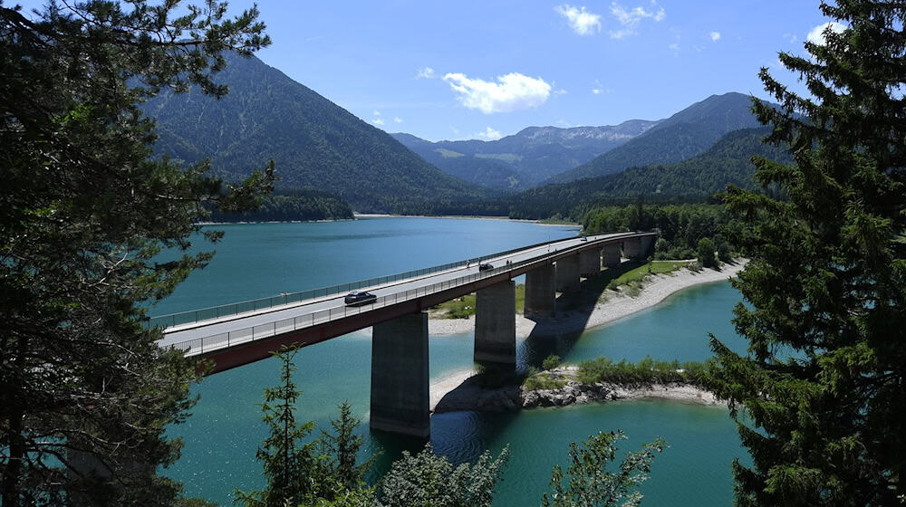 Am Sylvensteinstausee ist ein 79-Jähriger ertrunken. (Archivbild) / Foto: Angelika Warmuth/dpa