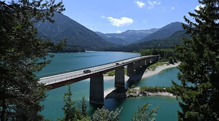 Am Sylvensteinstausee ist ein 79-Jähriger ertrunken. (Archivbild) / Foto: Angelika Warmuth/dpa