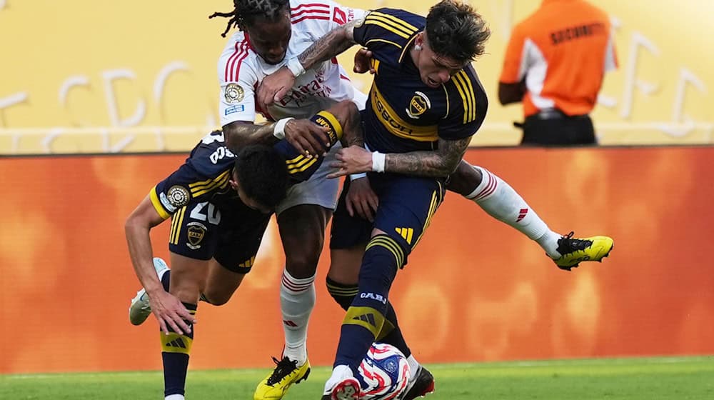 Es ging rustikal zur Sache zwischen Boca und Benfica. Hier kämpft der frühere Bayern-Profi Renato Sanches (M) von Lissabon mit Carlos Palacios (r) und Alan Velasco um den Ball. / Foto: Rebecca Blackwell/AP/dpa