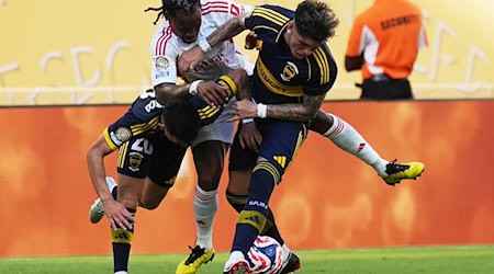 Es ging rustikal zur Sache zwischen Boca und Benfica. Hier kämpft der frühere Bayern-Profi Renato Sanches (M) von Lissabon mit Carlos Palacios (r) und Alan Velasco um den Ball. / Foto: Rebecca Blackwell/AP/dpa