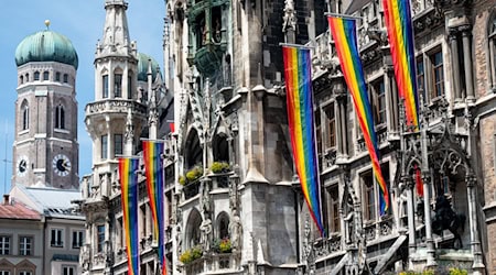 Ginge es nach dem Willen der AfD, wären Regenbogenflaggen - wie hier beim Christopher Street Day - am Münchner Rathaus schon bald verboten. (Archivbild) / Foto: Sven Hoppe/dpa