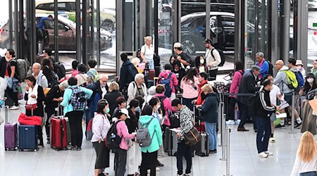 Reger Andrang herrscht zum Ferienstart am Münchner Flughafen / Foto: Felix Hörhager/dpa