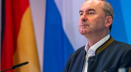 Hubert Aiwanger warnt die CSU vor einem Flirt mit der SPD. (Archivbild) / Foto: Peter Kneffel/dpa