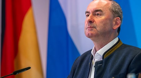 Hubert Aiwanger will die AfD nicht verbieten lassen. (Archivbild)   / Foto: Peter Kneffel/dpa