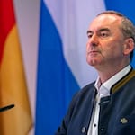 Hubert Aiwanger will die AfD nicht verbieten lassen. (Archivbild)   / Foto: Peter Kneffel/dpa