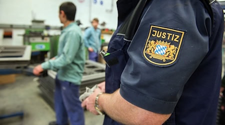 In Bayerns Gefängnissen herrscht für die meisten Häftlinge eine Arbeitspflicht, die Stundenlöhne sind aber im Vergleich zu normalen Jobs niedrig. (Archivbild) / Foto: picture alliance / Armin Weigel/dpa