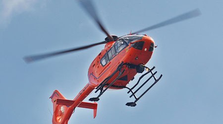 Mit einem Rettungshubschrauber wurde der verletzte Arbeiter in ein Krankenhaus gebracht. (Symbolbild) / Foto: Roland Weihrauch/dpa