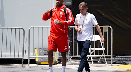 Sportdirektor Christoph Freund (r) und Trainer Vincent Kompany in Charlotte. / Foto: Sven Hoppe/dpa