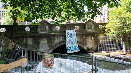 Seit dem Unfalltod einer Surferin am 17. April war die Eisbachwelle in München gesperrt.  / Foto: Leonie Asendorpf/dpa