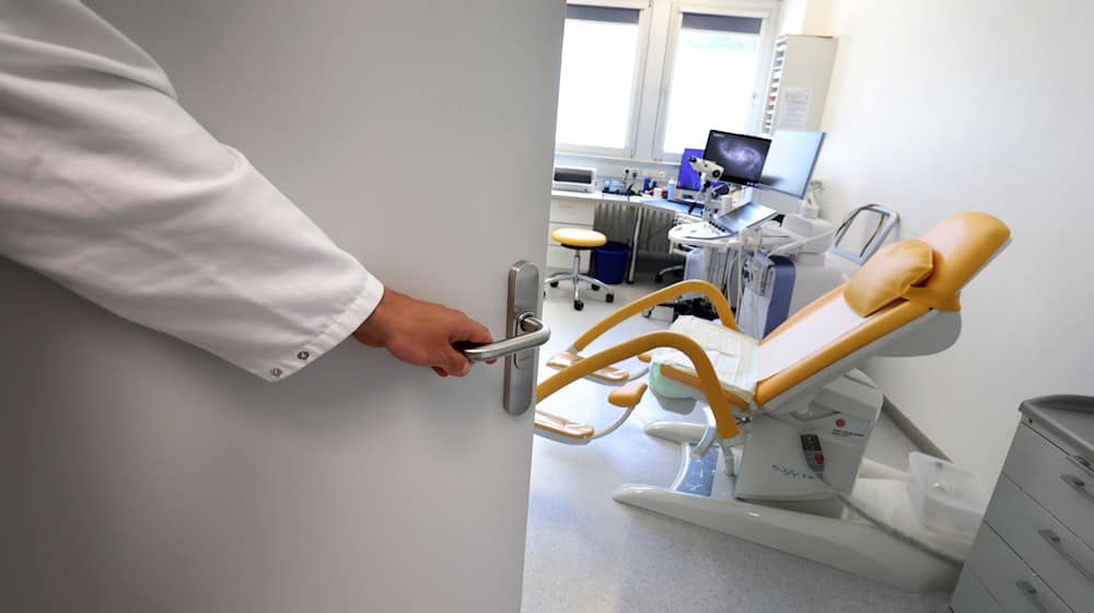 Frauen, die Opfer sexualisierter Gewalt geworden sind, können im Augsburger Uniklinikum das Angebot der anonymen Spurensicherung nutzen. / Foto: Karl-Josef Hildenbrand/dpa