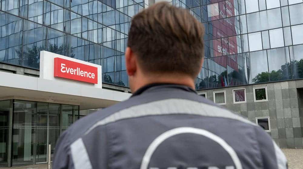 Mitarbeiter haben auf ihren Overalls noch das alte Logo von MAN, aber das Augsburger Traditionsunternehmen heißt nun Everllence. / Foto: Stefan Puchner/dpa