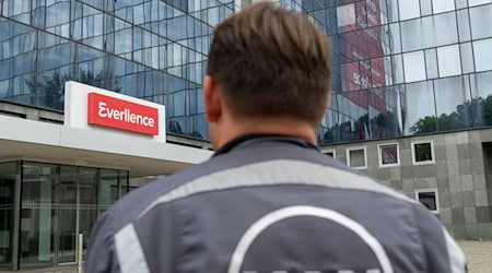 Mitarbeiter haben auf ihren Overalls noch das alte Logo von MAN, aber das Augsburger Traditionsunternehmen heißt nun Everllence. / Foto: Stefan Puchner/dpa