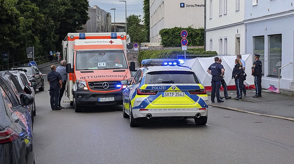 Ein Auto ist in Passau in eine Menschengruppe gefahren. / Foto: Markus Zechbauer/Zema Medien/dpa