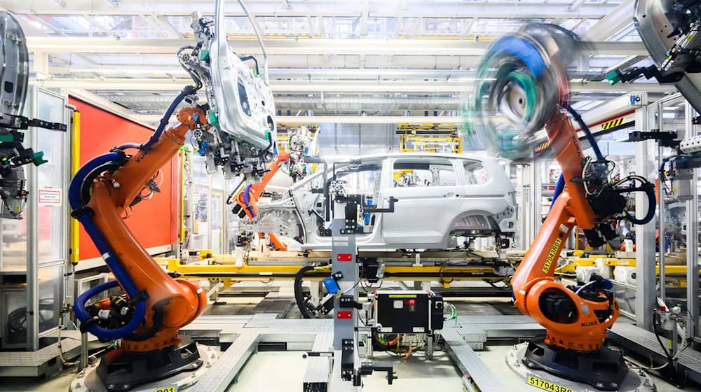 Die Autoindustrie ist ein wichtiger Abnehmer für Robotik und Automatisierung - und derzeit in einer Schwächephase.  (Archivbild) / Foto: Julian Stratenschulte/dpa/dpa-tmn
