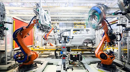 Die Autoindustrie ist ein wichtiger Abnehmer für Robotik und Automatisierung - und derzeit in einer Schwächephase.  (Archivbild) / Foto: Julian Stratenschulte/dpa/dpa-tmn