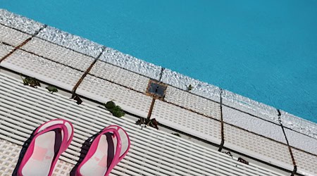 Das Mädchen war im Nichtschwimmerbecken untergegangen. (Symbolbild) / Foto: Karl-Josef Hildenbrand/dpa