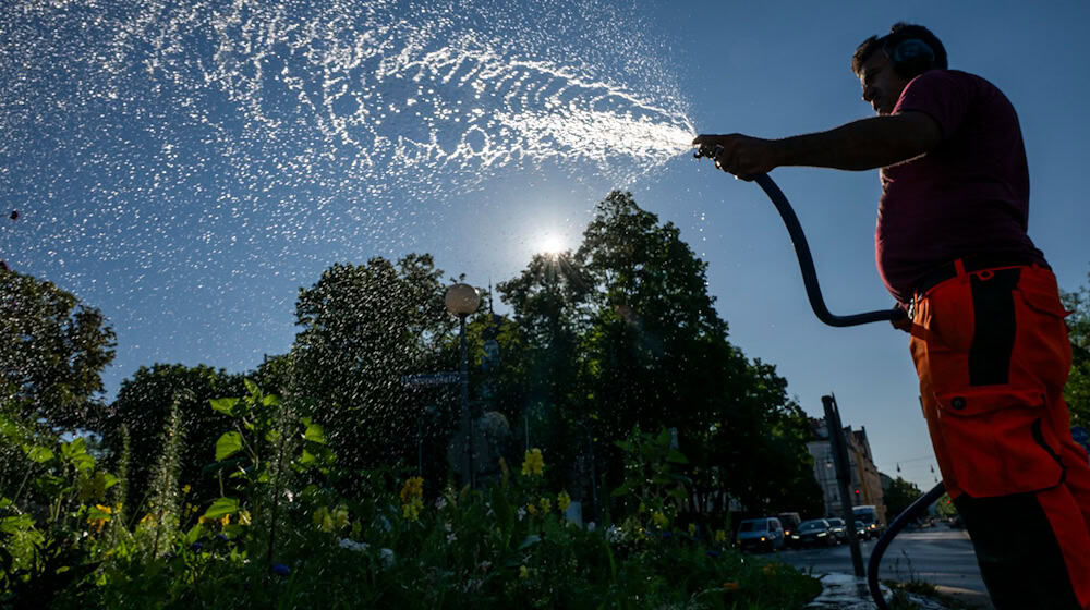 Am Wochenende dürften sich viele nach einer Abkühlung sehnen.  / Foto: Peter Kneffel/dpa