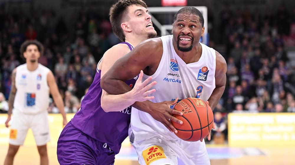Zachary Ensminger (l) kommt nach Bamberg. / Foto: Swen Pförtner/dpa