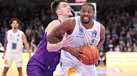 Zachary Ensminger (l) kommt nach Bamberg. / Foto: Swen Pförtner/dpa