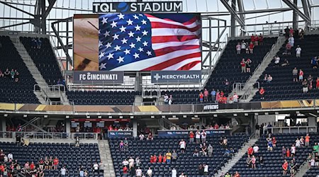 Im TQL Stadium melden sich Fans des FC Bayern zu Wort. / Foto: Sven Hoppe/dpa
