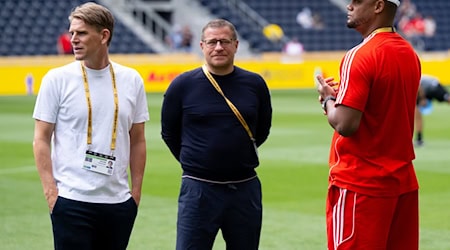 Beim ersten WM-Spiel waren Sportdirektor Christoph Freund (l) und Sportvorstand Max Eberl in den USA noch vereint. Rechts Trainer Vincent Kompany. / Foto: Sven Hoppe/dpa