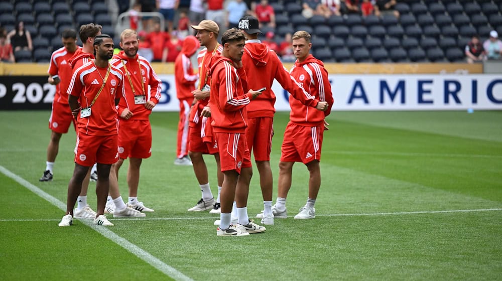 Die Bayern-Profis vor dem Anpfiff bei der Platzbegehung. / Foto: Sven Hoppe/dpa