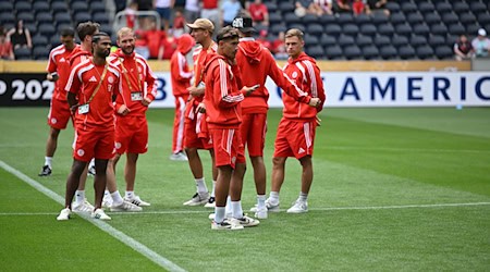Die Bayern-Profis vor dem Anpfiff bei der Platzbegehung. / Foto: Sven Hoppe/dpa