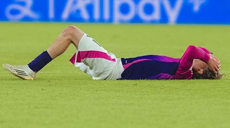 Nick Woltemade liegt nach dem verlorenen EM-Finale enttäuscht auf dem Rasen. / Foto: Robert Nemeti/dpa