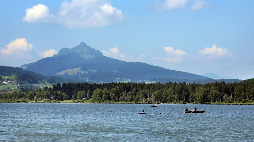 Die Badegewässer in Bayern haben einer EU-Behörde zufolge fast durchweg eine ausgezeichnete Wasserqualität. Lediglich einer der getesteten Seen fiel mit einem mangelhaften Wert an einer Messstelle auf: der Grüntensee bei Wertach im Allgäu. Die Auswertung bezieht sich auf das Jahr 2024. / Foto: Karl-Josef Hildenbrand/dpa