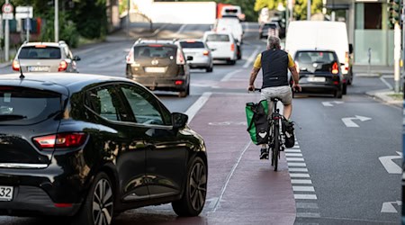 Besonders der oft zu geringe Abstand von Autos beim Überholen wurde von Radlern in Bayern kritisiert.  / Foto: Fabian Sommer/dpa
