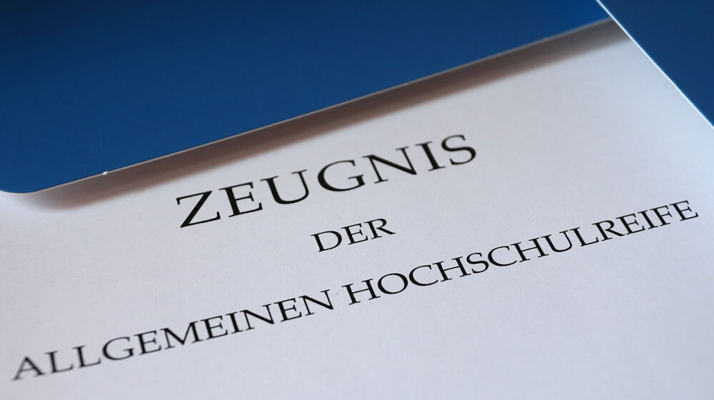 Endlich halten die bayerischen Gymnasiasten der Abschlussklassen 2025 es in den Händen: Ihr Zeugnis der allgemeinen Hochschulreife. (Archivbild) / Foto: Karl-Josef Hildenbrand/dpa