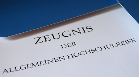 Endlich halten die bayerischen Gymnasiasten der Abschlussklassen 2025 es in den Händen: Ihr Zeugnis der allgemeinen Hochschulreife. (Archivbild) / Foto: Karl-Josef Hildenbrand/dpa