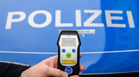 Bei einem Atemalkoholtest stellen die Beamten einen Promillewert von über zwei fest. (Symbolbild) / Foto: Julian Stratenschulte/dpa