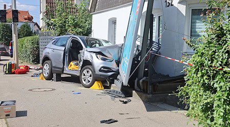 Der damals 85-Jährige kam mit seinem Auto nach links von der Straße ab und erfasste die Mutter und das Mädchen. (Archivbild) / Foto: Ralf Zwiebler/dpa