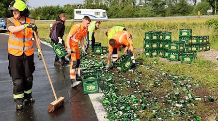 Während der Aufräumarbeiten war die Auf- und Abfahrt gesperrt. / Foto: Ralf Hettler/dpa