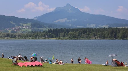 Bei Temperaturen bis zu 36 Grad lässt es sich am besten am Wasser aushalten - doch die Sonnenbrandgefahr ist hoch.  / Foto: Karl-Josef Hildenbrand/dpa