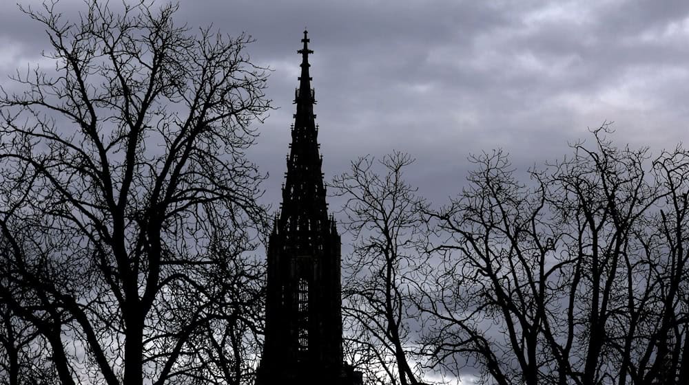 In den Turm des Ulmer Münsters hat ein Blitz eingeschlagen - Experten untersuchen die Schäden. (Archivbild) / Foto: Karl-Josef Hildenbrand/dpa