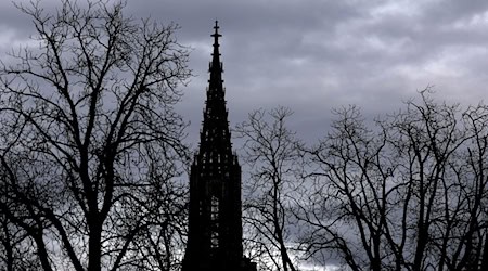 In den Turm des Ulmer Münsters hat ein Blitz eingeschlagen - Experten untersuchen die Schäden. (Archivbild) / Foto: Karl-Josef Hildenbrand/dpa
