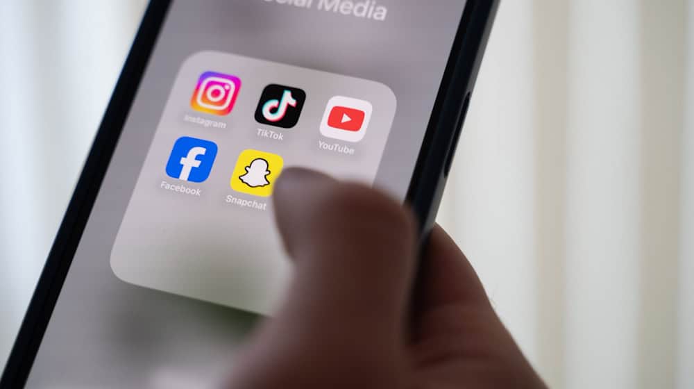 Tiktok, Instagram & Co. für Kinder unter 14 Jahren verbieten? BLLV-Präsidentin Fleischmann hält diese Idee für nachvollziehbar, aber unrealistisch. (Symbolbild) / Foto: Alicia Windzio/dpa
