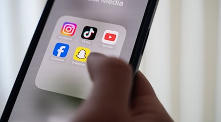 Tiktok, Instagram & Co. für Kinder unter 14 Jahren verbieten? BLLV-Präsidentin Fleischmann hält diese Idee für nachvollziehbar, aber unrealistisch. (Symbolbild) / Foto: Alicia Windzio/dpa