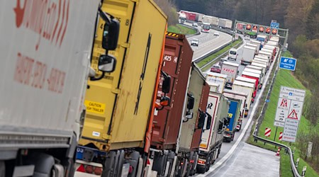 Auf fast 40 Kilometern stauten sich die Lastwagen am Dienstag. (Archivbild) / Foto: Peter Kneffel/dpa