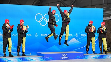 Thorsten Margis (4 v l) wechselt ins Team Johannes Lochner (l) und fährt dann gegen Goldmedaillengewinner Francesco Friedrich.  / Foto: Michael Kappeler/dpa