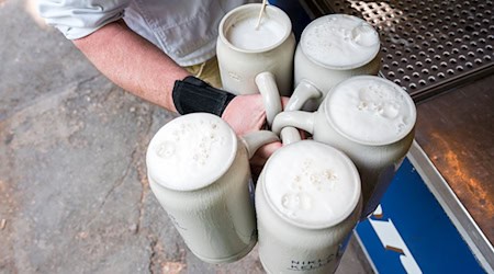 Bier gehört zur fränkischen Kirchweih dazu. (Archivbild) / Foto: Daniel Vogl/dpa