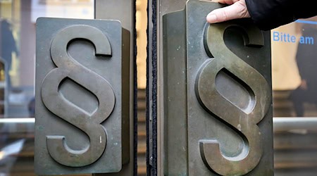 Bedeuten weniger Vorschriften auch eine Entlastung für den Staatshaushalt? Die CSU im bayerischen Landtag fordert einen «Vorschriften-Tüv» als Reaktion auf die angespannte Haushaltslage. (Illustration) / Foto: Oliver Berg/dpa