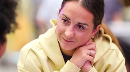 Gerade verheiratet und mit der größten Turniererfahrung: Sara Däbritz / Foto: Daniel Löb/dpa
