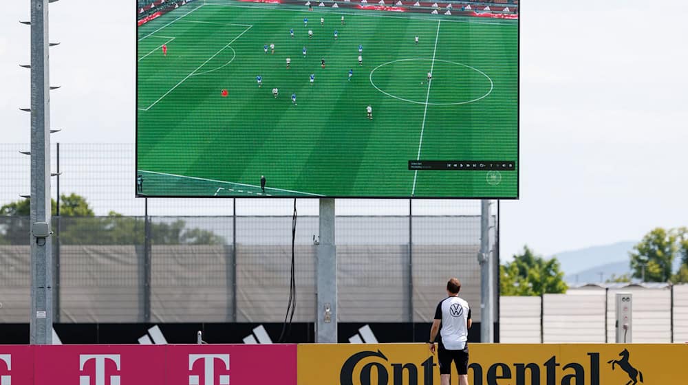 Bei Julian Nagelsmann geht der Blick schon Richtung WM-Auslosung. Auch dafür ist das aktuelle Abschneiden wichtig.  / Foto: Daniel Karmann/dpa