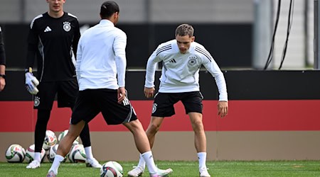 Abschlusstraining auf Top-Rasen: Florian Wirtz (r), Leroy Sané (M) und Torwart Alexander Nübel.  / Foto: Federico Gambarini/dpa